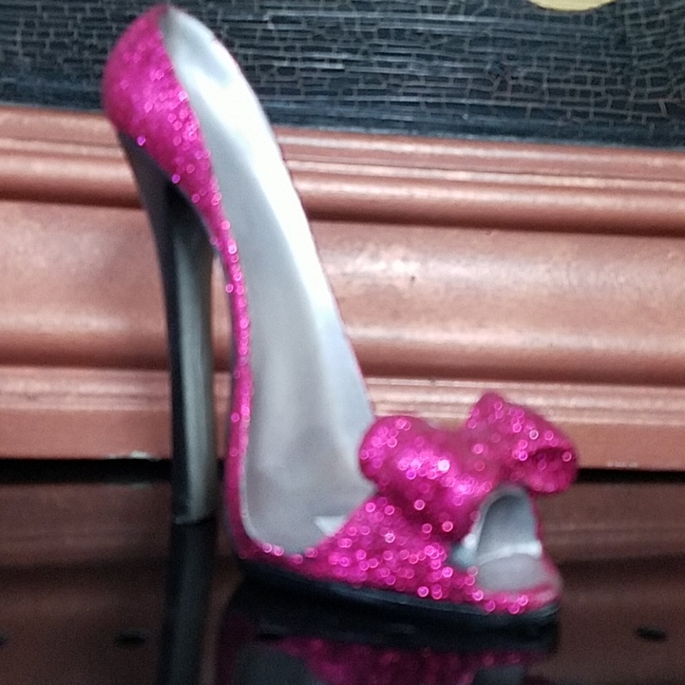 High heel cell phone holder